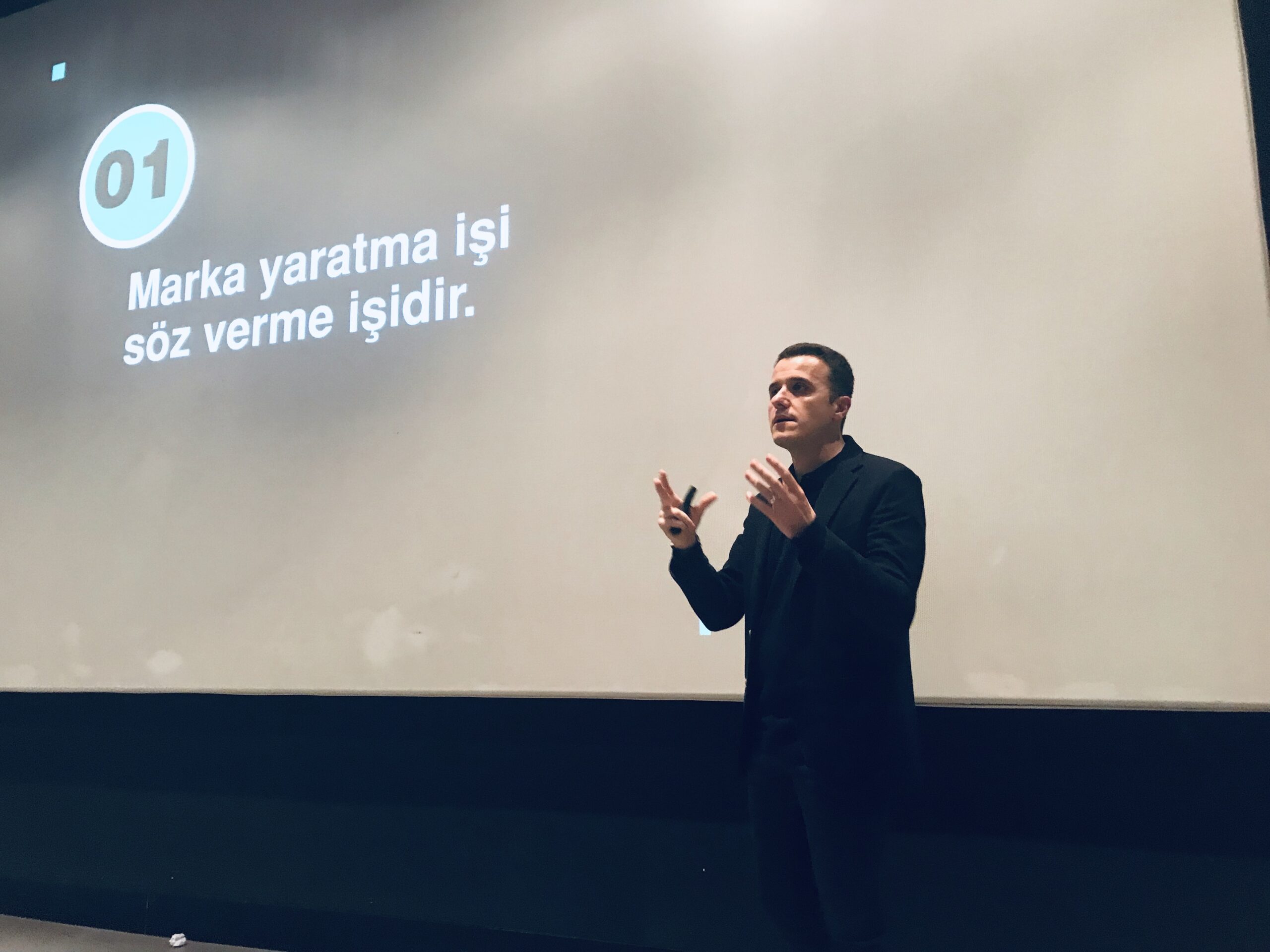 MARKA USTASI ONUR YANIK:  TÜRKİYE’DEN DÜNYAYA MARKA TASARIMI YOLCULUĞU